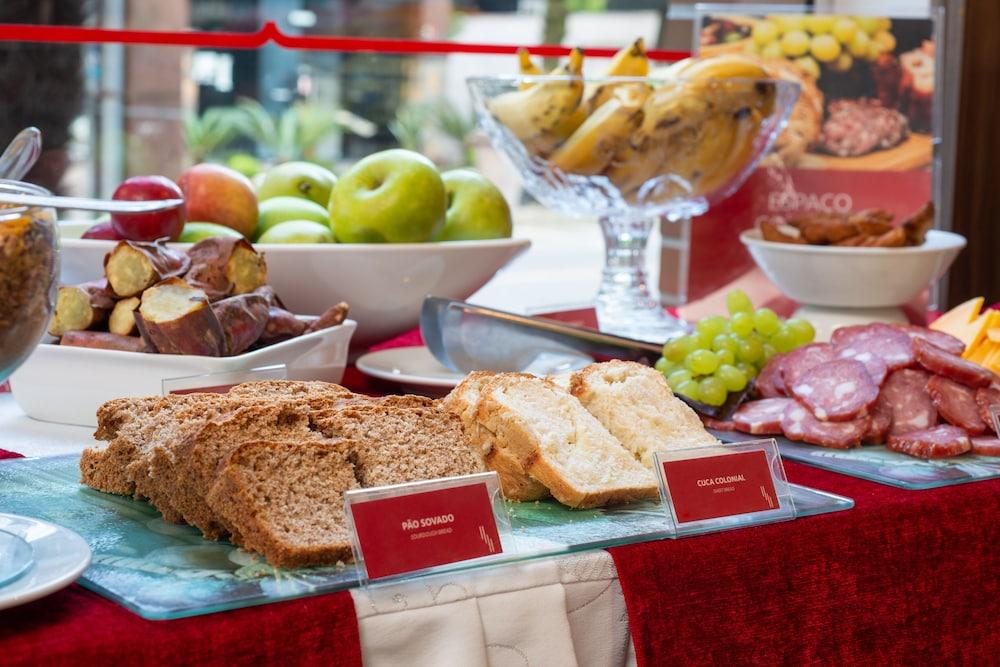 Hotel Laghetto Stilo Centro Gramado Kültér fotó A buffet