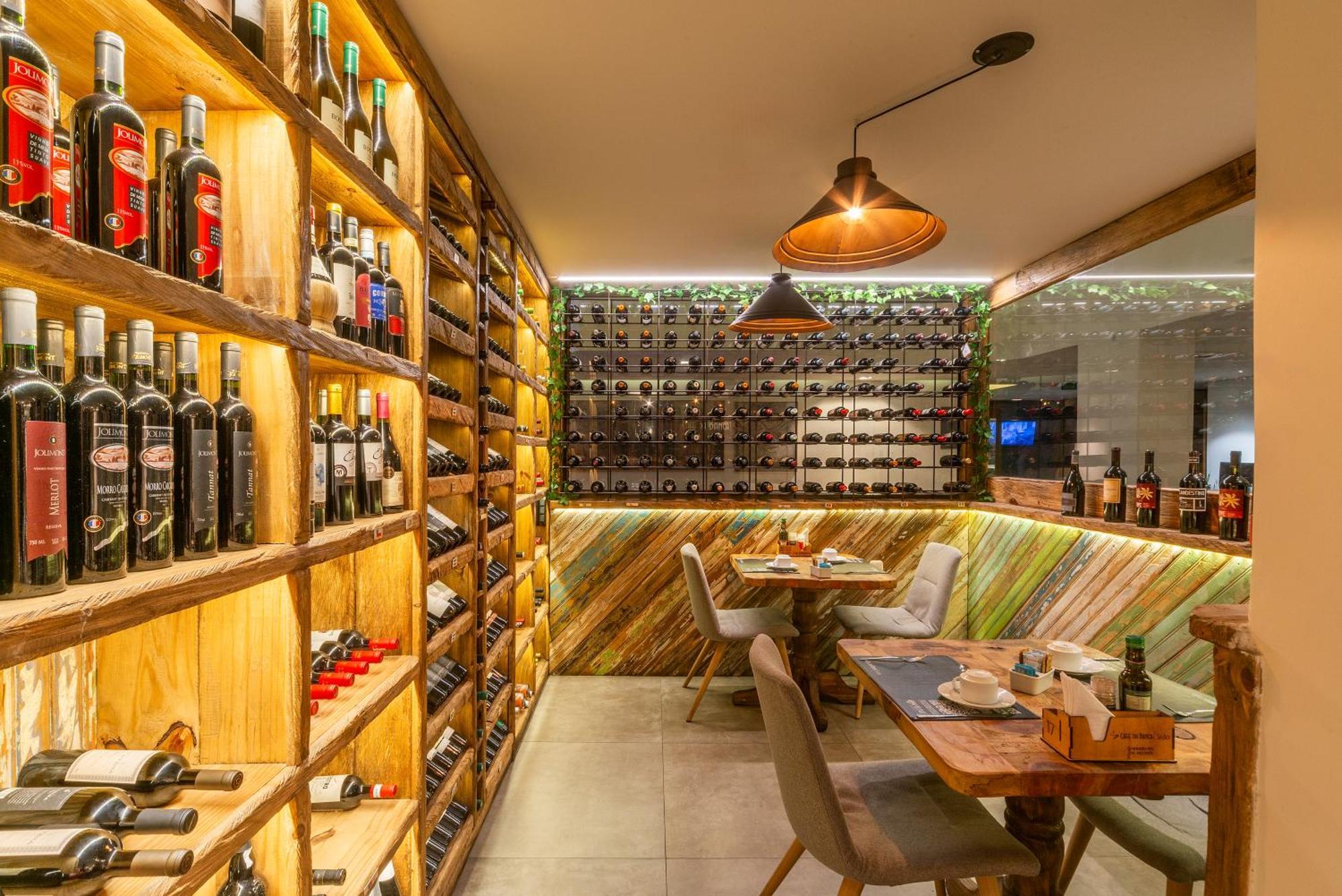 Hotel Laghetto Stilo Centro Gramado Kültér fotó Wine bar in Madrid, Spain